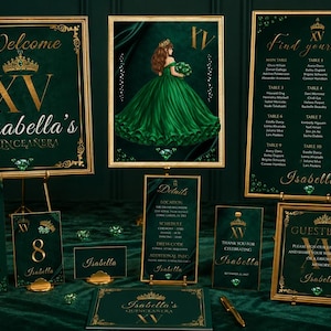 Peut inclure: Un ensemble de papeterie pour quinceañera vert émeraude et or comprenant un panneau d'accueil, un plan de table, un menu, un panneau de livre d'or et des numéros de table. Chaque pièce présente des motifs de couronne dorée et des illustrations.