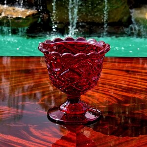 Vintage-Vase aus rubinrotem Pressglas mit Fuß | Diamantmedaillonmuster, gewellter Rand | Bonboniere auf Fuß