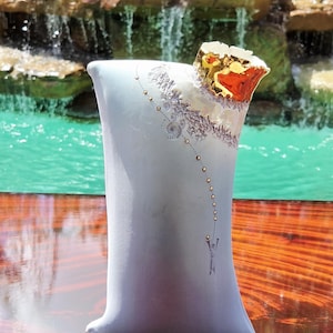 Vintage Vase aus weißem Steingut von The Terry Pottery, entworfen von Ralph & Sandy Terry, mit postmodernem Muster und Goldglanz, signiert aus den 1980er Jahren.
