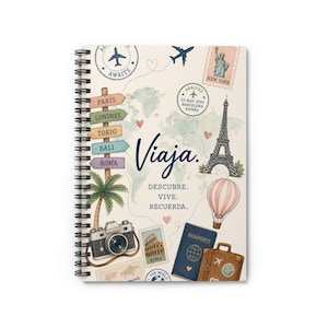 Puede incluir: Un cuaderno de espiral con una portada de temática viajera que incluye un mapa mundial, la Torre Eiffel, una cámara, un pasaporte, una maleta y un globo aerostático. El texto dice Viaja. DESCUBRE. VIVE. RECUERDA. junto a varios sellos.
