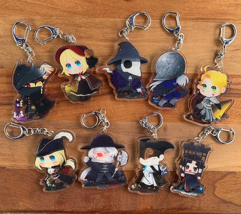 K&ouml;nnte beinhalten: Satz mit zehn bunten Anime-Charakter-Schl&uuml;sselanh&auml;ngern. Jeder Schl&uuml;sselanh&auml;nger zeigt einen anderen Charakter mit einzigartigen Kleidungsst&uuml;cken und Accessoires. Die Schl&uuml;sselanh&auml;nger sind aus klarem Acryl gefertigt und haben silberne Metallschl&uuml;sselringe.
