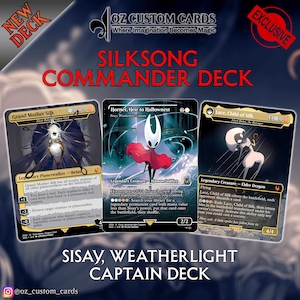 Puede incluir: Un conjunto de cartas Silksong Commander Deck que incluye tres cartas coleccionables personalizadas. Las cartas muestran ilustraciones de personajes como Hornet, Heir to Hallowest, Grand Mother Silk y Lace, Child of Silk, con texto de juego.