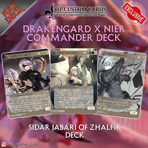 Peut inclure: Un jeu de cartes à collectionner personnalisé intitulé Drakengard X Nier Commander Deck présentant trois cartes avec des illustrations de style anime. Les cartes affichent les personnages YoRHa No.2 Type B, Zero, the first intoner et Nier, World Destroyer, avec du texte détaillant les capacités et les statistiques de jeu.