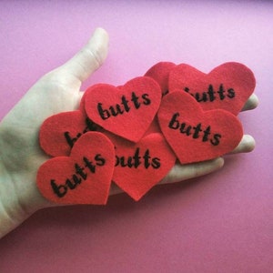 Pontas de remendo bordadas - Amante de saque com remendo de coração vermelho