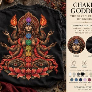 Könnte beinhalten: Ein schwarzes T-Shirt mit einem großen, detaillierten Grafikdruck einer mehrarmigen Figur in meditativer Haltung auf einer Lotusblüte. Die Figur zeigt sieben farbige Chakrasymbole am Oberkörper und hält Flammen in den oberen Händen. Der Text rechts lautet CHAKRA GODDESS THE SEVEN CENTERS OF ENERGY, COMFORT COLORS 1717, GARMENT-DYED COTTON, RELAXED UNISEX FIT, PREMIUM BACK PRINT und NORM CRAFT STUDIO.