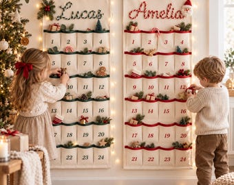 Può includere: Due calendari dell'avvento in tessuto color crema appesi alla parete, ciascuno con ventiquattro tasche numerate. Uno riporta il nome Lucas in verde, l'altro Amelia in rosso, entrambi decorati con piccoli oggetti natalizi.
