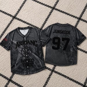 Peut inclure: Un maillot de baseball à manches courtes et boutons, arborant un motif gris foncé rappelant le marbre. Le devant présente le texte ARIRANG WORLD TOUR et un graphique circulaire. Le dos affiche le nom JUNGKOOK et le numéro 97 en noir.