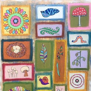 Op de afbeelding: Een kleurrijk schilderij met verschillende natuur-geïnspireerde elementen, waaronder een paddenstoel, een slak, een blad, een bloem, een vogel en een rups. Het schilderij is gemaakt in een grillige stijl met felle kleuren en dikke lijnen.