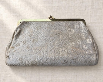 Vintage 1950s Ivory Silver Brocade Clutch Gold Kiss Lock Pink Lining 8.5"