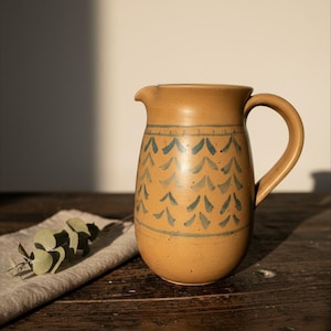 Vintage gesigneerde Frances Studio aardewerk kan van 7,5 inch (19 cm) in okergroen, volkskunst steengoed.