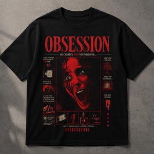 Könnte beinhalten: Ein schwarzes Kurzarm-T-Shirt mit rotem Grafikdruck. Das Design zeigt den Schriftzug "OBSESSION" oben, eine zentrale Illustration eines schreienden Gesichts sowie verschiedene kleinere Bilder und Textblöcke zum Thema Horror.