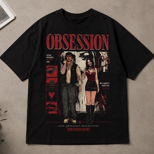 Könnte beinhalten: Ein schwarzes T-Shirt mit kurzen Ärmeln und einem Grafikdruck mit dem Text OBSESSION in Rot. Das Design enthält Illustrationen von zwei Personen, rote rechteckige Felder mit Symbolen sowie die Sätze SOME DESIRES NEVER DIE und BE CAREFUL WHO YOU TRUST.