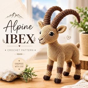 Può includere: Un giocattolo all'uncinetto a forma di stambecco alpino color marrone chiaro e scuro con grandi corna ricurve, occhi scuri e una piccola coda. Il testo recita Alpine IBEX CROCHET PATTERN e HANDMADE WITH LOVE. La figura poggia su quattro zampe.