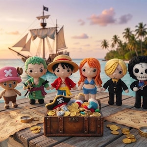 Peut inclure: Six poupées en crochet représentant des personnages d'anime se tiennent sur un quai en bois à côté d'un coffre au trésor rempli de pièces d'or. Les personnages incluent un renne au chapeau rose, un épéiste en vert, un garçon au chapeau de paille, une fille aux cheveux orange, un homme blond en costume et un squelette tenant un violon.