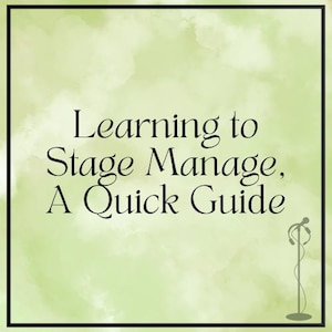 Può includere: Un grafico quadrato con sfondo acquerello verde chiaro e bordo nero. Il testo recita Learning to Stage Manage, A Quick Guide in un carattere serif nero. Una piccola silhouette nera di un microfono su un supporto è nell'angolo.