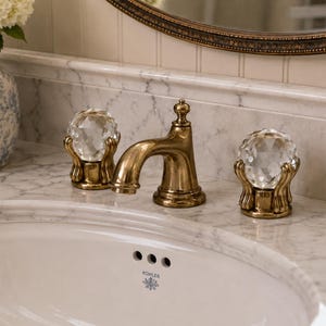 Juego de 2 manijas de grifo de lavabo de cristal facetado estilo MCM vintage con perillas de latón de 16 estrías.