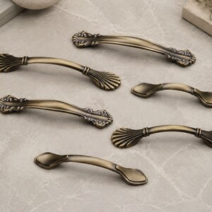 Vintage Zinc Alloy Cabinet Pulls, Antique Brass Drawer Handles, Retro Furniture Handles, Decorative Kitchen Hardware, Unique Drawer Pulls