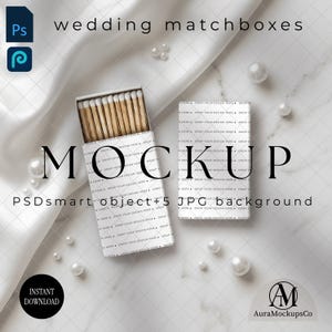 Peut inclure: Deux boîtes d'allumettes rectangulaires, l'une ouverte révélant des allumettes en bois et l'autre fermée, présentant une surface blanche avec un motif en losange répétitif et le texte DROP YOUR DESIGN HERE sur un tissu blanc et du marbre.