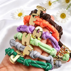 1 pulsera personalizada con inicial, cordón ajustable con letras personalizadas en oro y plata, pulsera con inicial anudada para hombre y mujer.