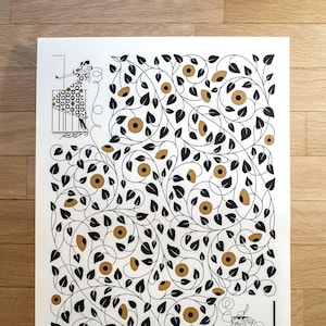 Könnte beinhalten: Schwarz-goldene Illustration einer belaubten Rebe mit Blüten. Die Rebe befindet sich auf weißem Hintergrund. Die Illustration ist signiert mit "MC Escher 1958".