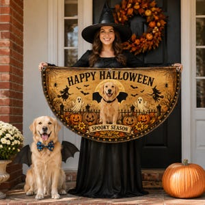 Op de afbeelding: Een halfronde decoratieve banner met de tekst HAPPY HALLOWEEN en SPOOKY SEASON, voorzien van illustraties van een golden retriever, pompoenen, spoken, vleermuizen en een heks op een bezemsteel tegen een beige achtergrond met zwarte rand.