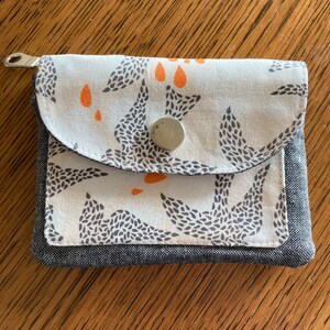 Cartera delgada con compartimento con cremallera y bolsillo para tarjetas / Lino Essex negro y pájaros voladores con herrajes plateados.