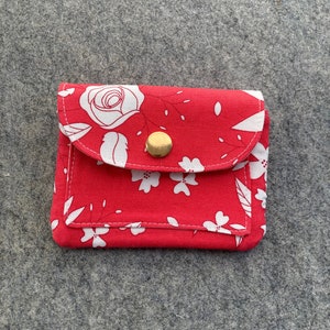 Cartera delgada con compartimento con cremallera y bolsillo para tarjetas / Hermoso día floral rosa y blanco y herrajes dorados
