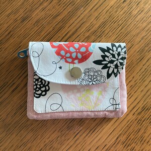 Cartera pequeña y delgada con compartimento con cremallera y bolsillo para tarjetas / Tela de lino Essex rosa y flores con herrajes plateados.