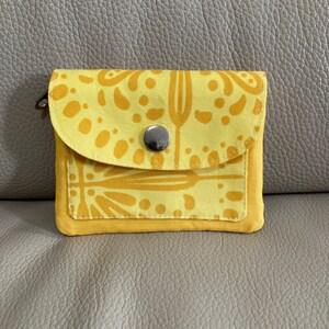 Cartera pequeña y delgada con compartimento con cremallera y bolsillo para tarjetas / Amarillo alegre con herrajes plateados