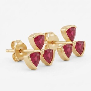 Pendientes de granate rojo, pendientes triangulares de oro de 14 quilates, joyería geométrica llamativa, pendientes minimalistas hechos a mano con piedras preciosas rojas, regalos elegantes para ella.