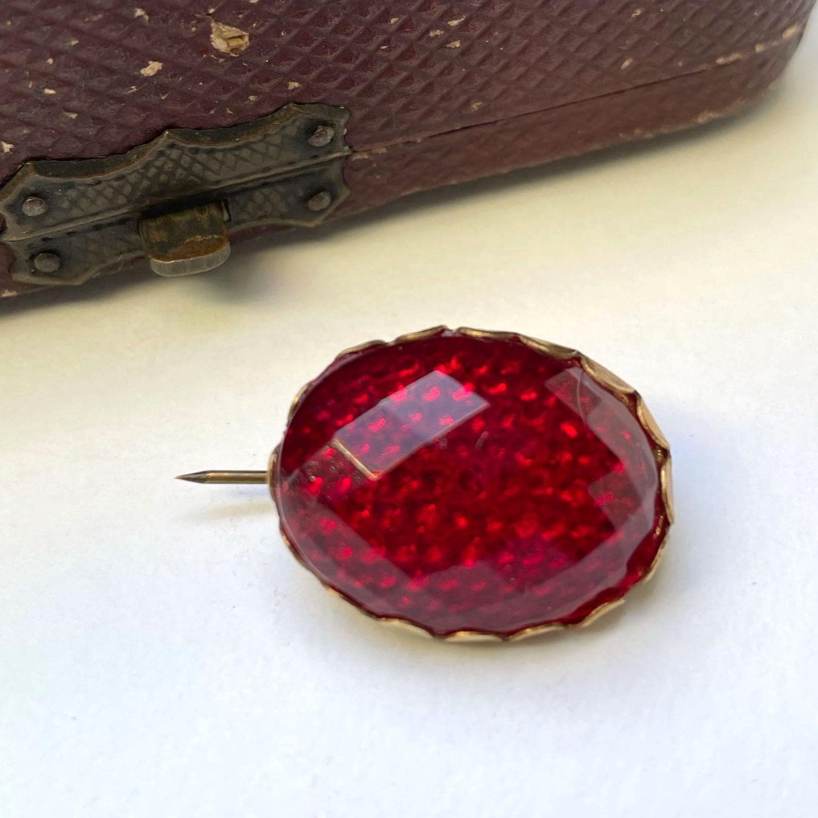 Vintage 1970’s　red glass　round brooch Antique Czech Pressed Glass Brooch, Garnet Red Honeycomb