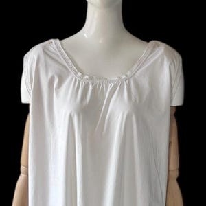 Nuisette en coton blanc antique avec boutons en coquillages et bordure en dentelle au crochet