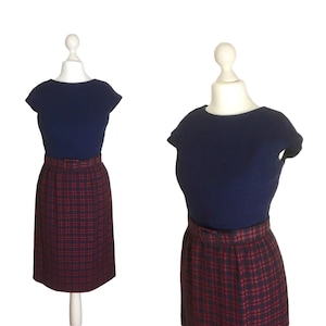 Vintage Adele Simpson-jurk met marineblauwe linnen top en rode tweed kokerrok met ruitjespatroon, maat XS