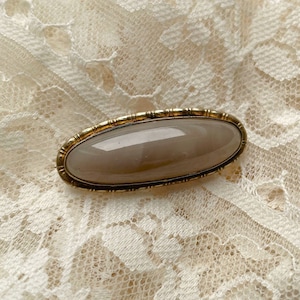 Broche de vidro de ágata vitoriano antigo com moldura frontal dourada