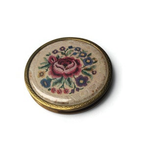1950&#39;s Cross Stitch Compact, Vintage Face Powder Compact