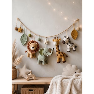 Puede incluir: Una guirnalda de ganchillo con figuras de animales de peluche como un león, un elefante, una jirafa y una cebra, intercaladas con pequeñas estrellas, esferas y hojas tejidas en tonos marrón, verde, amarillo y blanco, colgadas de una cuerda.