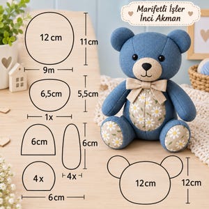 Puede incluir: Un oso de peluche de tela azul con un lazo beige y un vientre y almohadillas con estampado de margaritas, junto a diagramas de patrones de costura con medidas en centímetros, incluyendo un círculo de 12 cm y un contorno de cabeza de 12 cm.