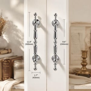 Peut inclure: Deux poignées de placard en chrome poli avec un design vertical à facettes et des embouts sphériques. La poignée de gauche mesure 300 mm de longueur totale, celle de droite 244 mm. La largeur de la base pour les deux est de 43 mm.