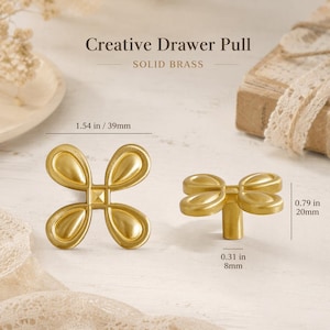 Könnte beinhalten: Zwei Schubladengriffe aus massivem Messing in Form einer vierblättrigen Blume. Ein Griff ist von vorne, der andere von der Seite zu sehen. Der Text lautet Creative Drawer Pull, Solid Brass. Die Maße betragen 39 mm Breite, 20 mm Höhe und 8 mm Tiefe.