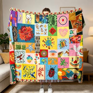 Könnte beinhalten: Eine große, rechteckige Wohndecke mit einem lebendigen Patchwork-Design aus farbenfrohen Illustrationen. Das Muster zeigt eine Glückskatze, einen Globus mit Kindern, eine weiße Taube, einen roten Drachen, einen Marienkäfer und geometrische Motive.