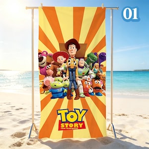 Może przedstawiać: Prostokątny ręcznik plażowy z żółto-pomarańczowym wzorem promieni słonecznych oraz grupą postaci z Toy Story, w tym Chudym, Buzzem Astralem i Jessie. Logo Toy Story jest nadrukowane na dole wraz z tekstem FROM WEIBO@260.