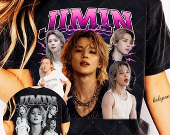 Könnte beinhalten: Ein schwarzes kurzärmeliges T-Shirt mit einem Grafikdruck des Künstlers Jimin. Das Design zeigt den Namen JIMIN in großen rosa Buchstaben oben, umgeben von mehreren fotografischen Porträts des Künstlers in verschiedenen Posen.