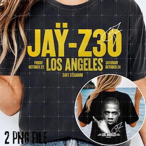 Puede incluir: Una camiseta negra con texto amarillo que dice JAY-Z30, LOS ANGELES, FRIDAY OCTOBER 23, SATURDAY OCTOBER 24 y SOFI STADIUM. Un círculo insertado muestra la parte posterior de la camiseta con un retrato en blanco y negro de Jay-Z y una firma.