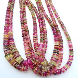 Può includere: Una collezione di collane a più fili con perline sfaccettate a forma di disco in un vibrante gradiente di colori che include magenta, verde lime e giallo pallido. Le perline sono infilate su un filo sottile e trasparente.
