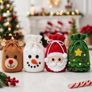 Puede incluir: Cuatro bolsas de ganchillo con cordón y motivos navideños: un reno marrón con astas, un muñeco de nieve blanco con nariz naranja, un Santa Claus rojo con barba blanca y un árbol de Navidad verde con una estrella amarilla y adornos coloridos.