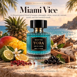 Op de afbeelding: Een 50ml flesje Yora Fragrance House Miami Vice eau de parfum met een geribbelde blauwgroene glazen behuizing en zwarte dop. Het etiket vermeldt Miami Vice Yora Eau de Parfum 50ml 1.7 fl.oz. Omringd door ananas, mango, citrus, bessen en hout.
