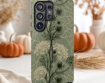 Könnte beinhalten: Eine salbeigrüne Smartphone-Hülle mit einer dunkelgrünen botanischen Illustration von Distelpflanzen und zarten cremefarbenen Spinnennetzen. Die Hülle hat oben links einen rechteckigen Ausschnitt für die Kamera mit fünf Linsen.