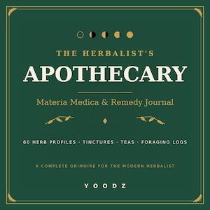 Può includere: Una copertina quadrata verde scuro intitolata The Herbalist's Apothecary: Materia Medica & Remedy Journal. Presenta testo dorato, icone delle fasi lunari e piccole illustrazioni botaniche. Il testo include 60 herb profiles, tinctures, teas, foraging logs e a complete grimoire for the modern herbalist, con Yoodz in basso.