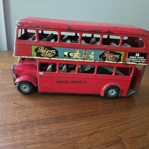 Ônibus de dois andares vermelho da London Transport, modelo vintage, com motor de pedal Tri-ang. Brinquedo de fricção.