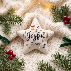 Ornement étoile de Noël personnalisé et joyeux, souvenir en lin brodé avec nom, clochette et notes de musique